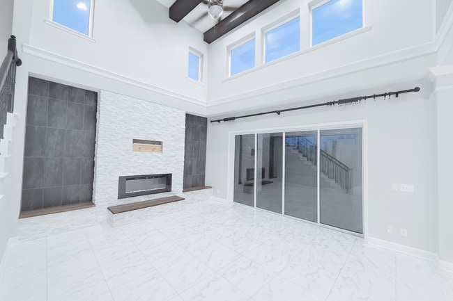 Building Photo - Luxury Rental in Oxford Estates