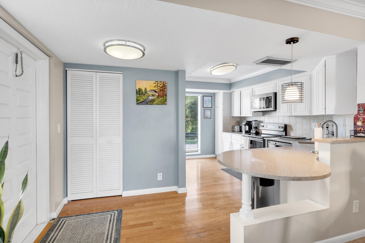 Foto principal - 1723 Embassy Dr