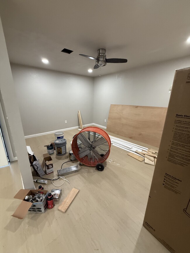 Building Photo - 917 Hillpoint Ln