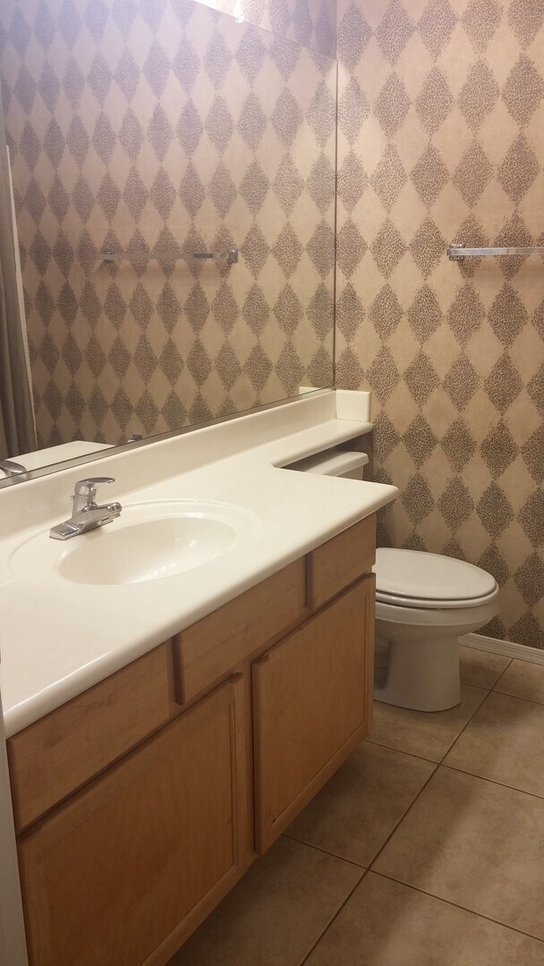 Foto del edificio - BEAUTIFUL CORNER LOT HOME WITH LARGE ROOMS