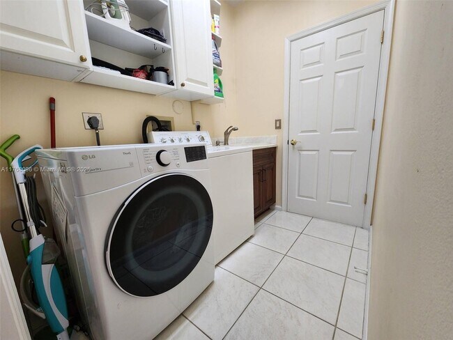 Foto del edificio - 9881 NW 49th Pl