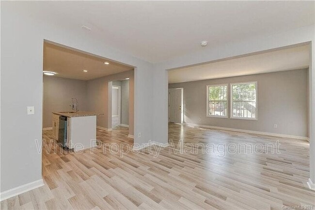 Building Photo - 4928 Lailwood Cir