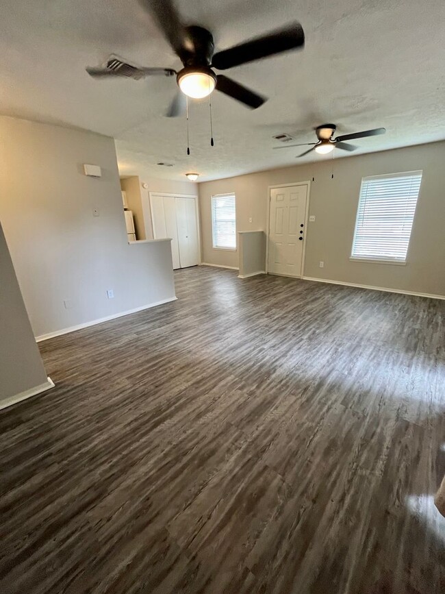 Building Photo - 2 Bedroom, 1 bath deplux, near shopping