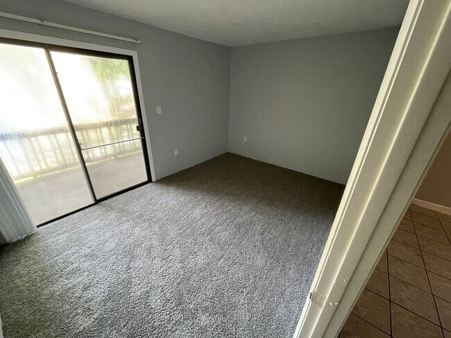 Foto del edificio - Location, location, location!  876 SF Unit...