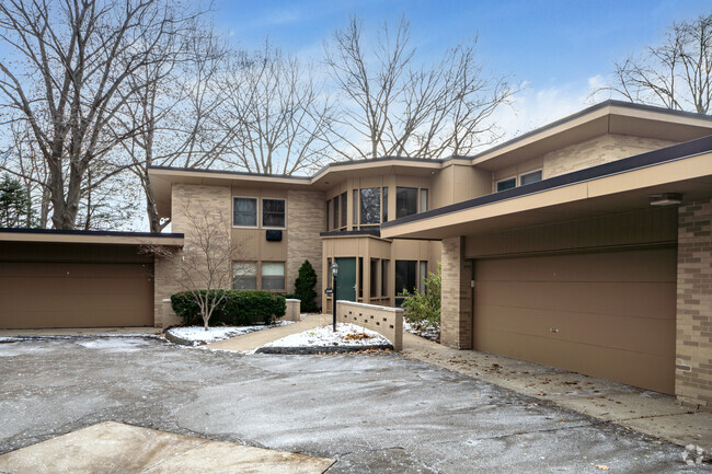 Building Photo - Golfview Apartments