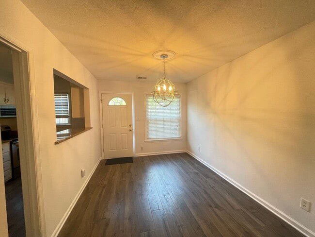 Building Photo - Williamsburg Townhome Available for Rent