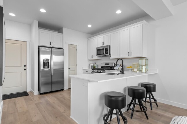 Building Photo - 2 MONTHS FREE- New 3-bed2.5-bath Ivory Townhome Available!