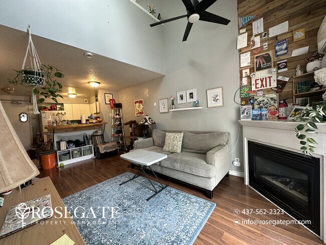 Photo du bâtiment - Pet-Friendly 1-Bedroom Corner Apartment with Walk-In Closet & Backyard in Kitchener