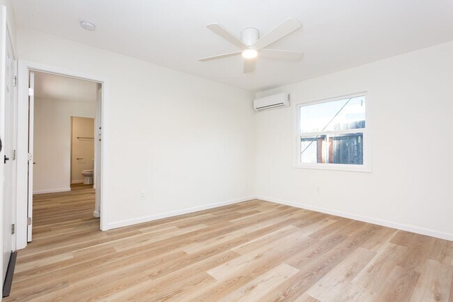 Foto del edificio - COMING SOON!! Amazing Renovated 1-BR Unit ...