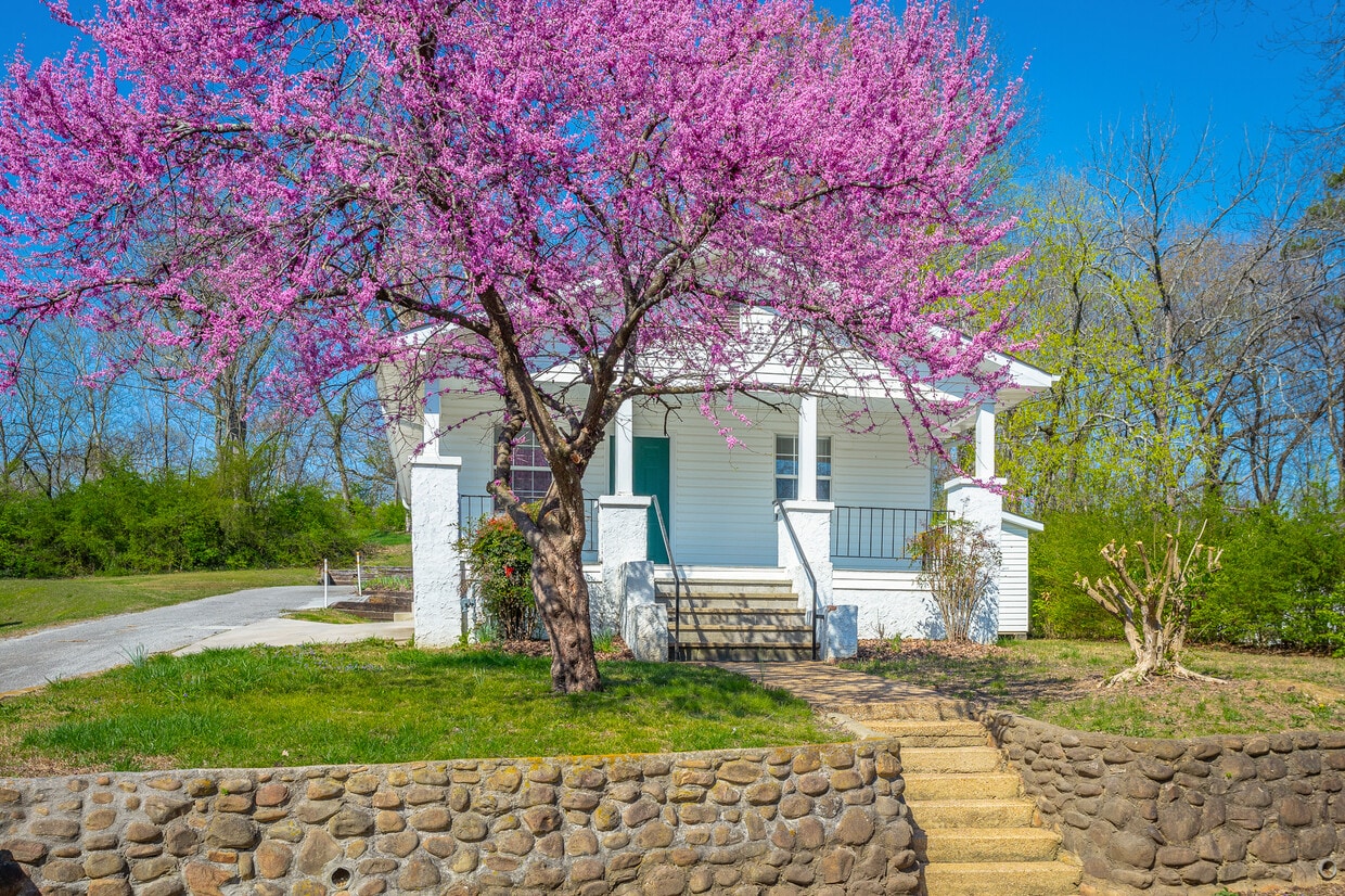 Primary Photo - 420 Hedgewood Dr