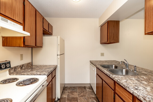 2BR, 1BA - 825SF - Kitchen - Woodside Park Apartments