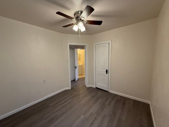 Foto del edificio - Remodeled Two Bedroom Home Fenced Yard