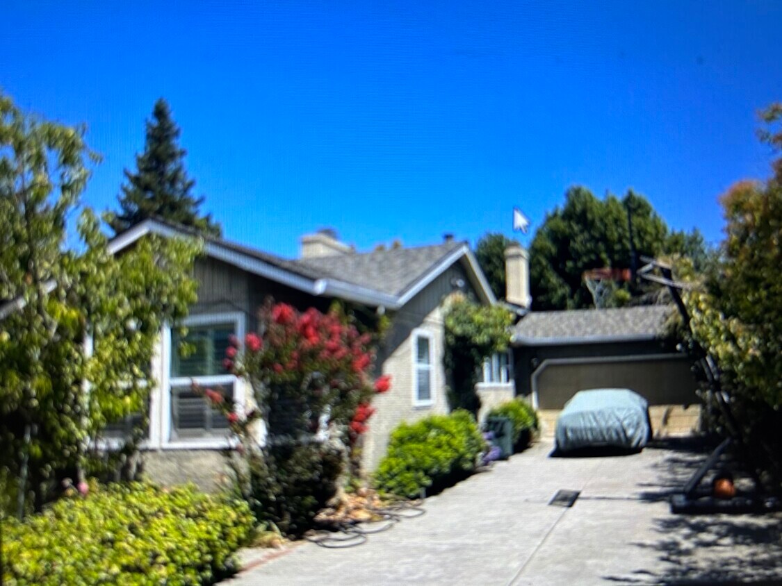 El apartamento está detrás del garaje con su propia entrada y patio. - 579 Crawford Dr