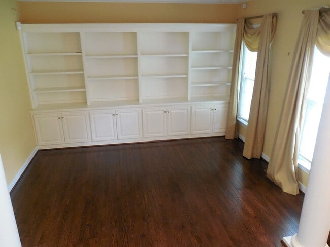Foto del edificio - Large Colonial in Twin Hickory  **Availabl...