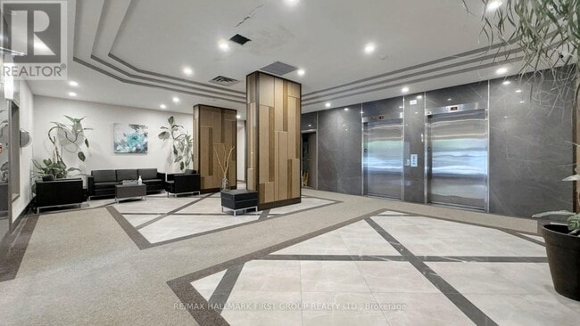 Building Photo - 711 Rossland Rd E