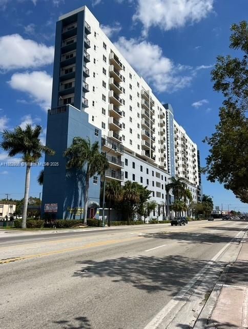 Foto del edificio - 6355 SW 8th St