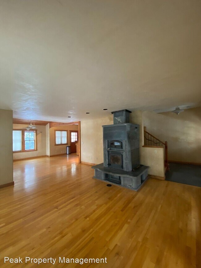 Building Photo - 4 br, 3 bath House - 204 4th Street