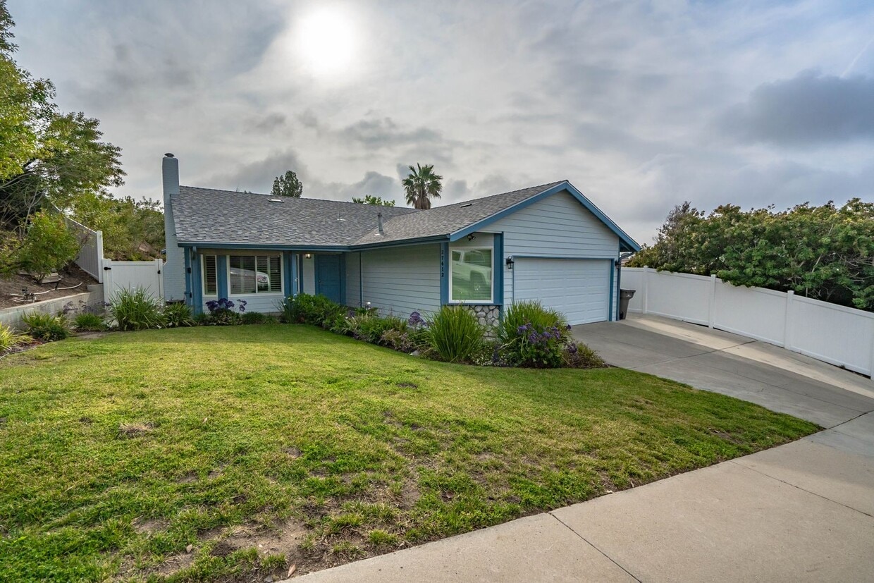 Primary Photo - Fully Furnished 3 Bedroom Home for Rent in...
