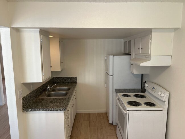 Building Photo - Maple 2