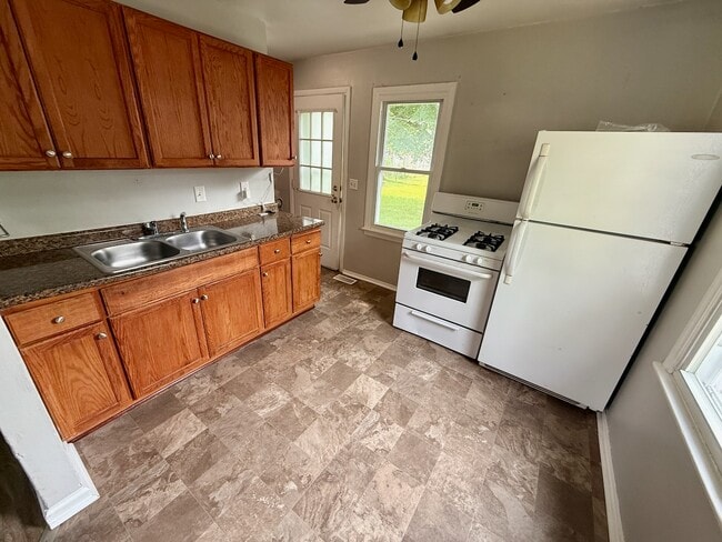 Foto del edificio - 1916 S Taft Ave