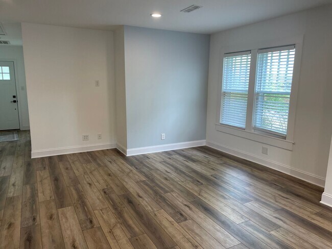 Building Photo - Renovated 3 Bedroom Near UNCG
