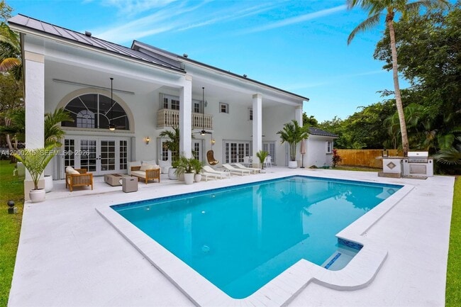 Foto del edificio - 14850 Old Cutler Rd