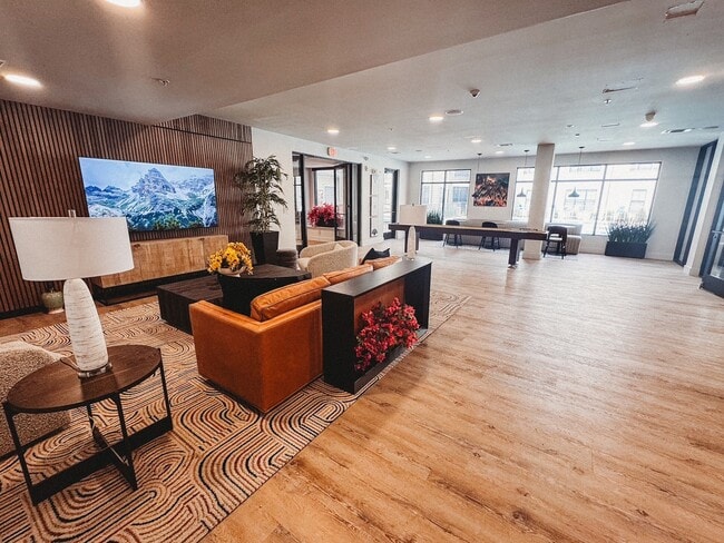 Salón - Maverick Place