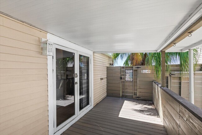 Foto del edificio - Comfortable Island Rental with Outdoor Space, Storage & Flexible Living