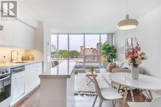 Building Photo - 320 Richmond St E