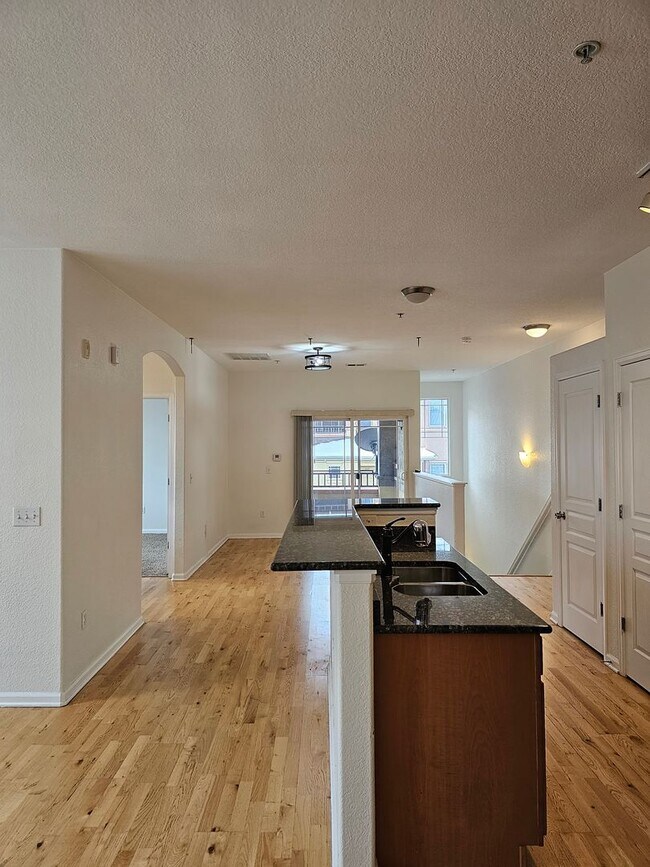 Foto del edificio - Spacious Second Floor Condo
