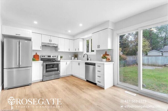 Photo du bâtiment - Charming 3-Bedroom Detached Home with Backyard & 3 Parking Spots – Pet Friendly – London