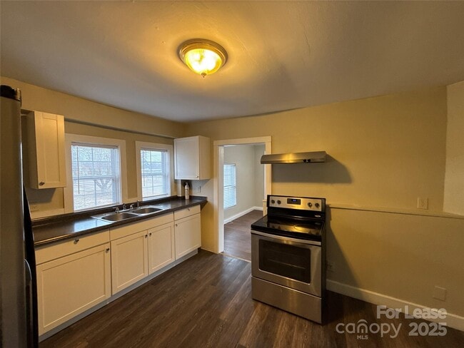 Building Photo - 1211 W Bank St