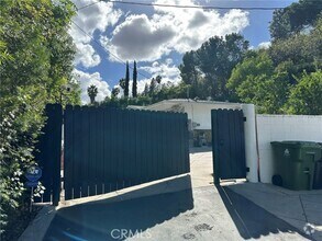Building Photo - 4545 Alonzo Ave