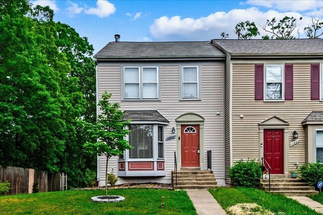Building Photo - Charming 3-Level Townhome