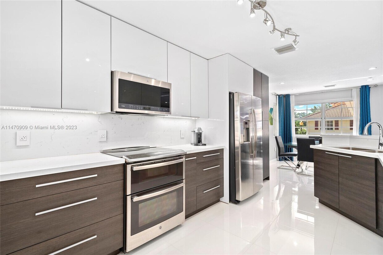 Foto principal - 8930 NE 8th Ave