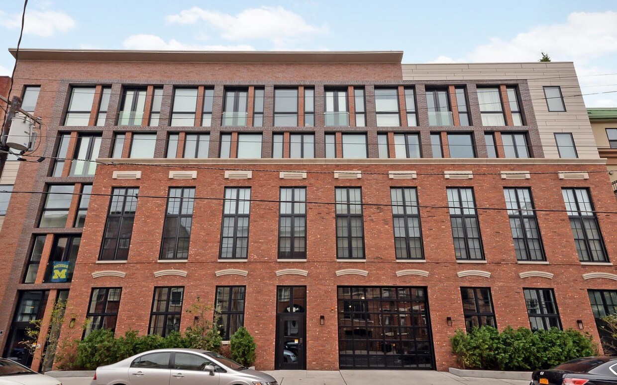 Primary Photo - 715 Grand St