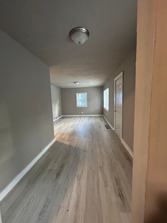 Foto del edificio - 2 Bedroom Home with Bonus Rooms in West Gary