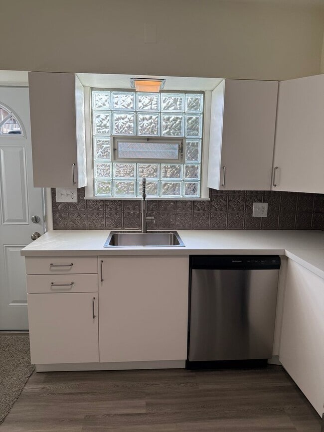 Foto del edificio - Newly updated 2BR house with yard, off str...