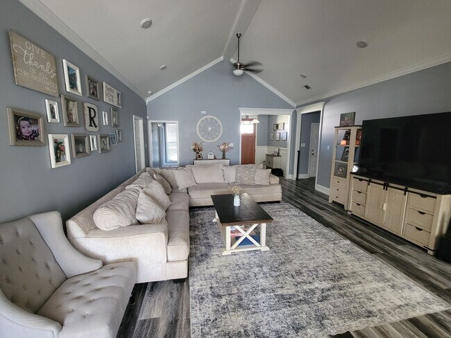 Foto del edificio - Modern 4BR Home with Screened Porch, Granite Kitchen & Fenced Backyard