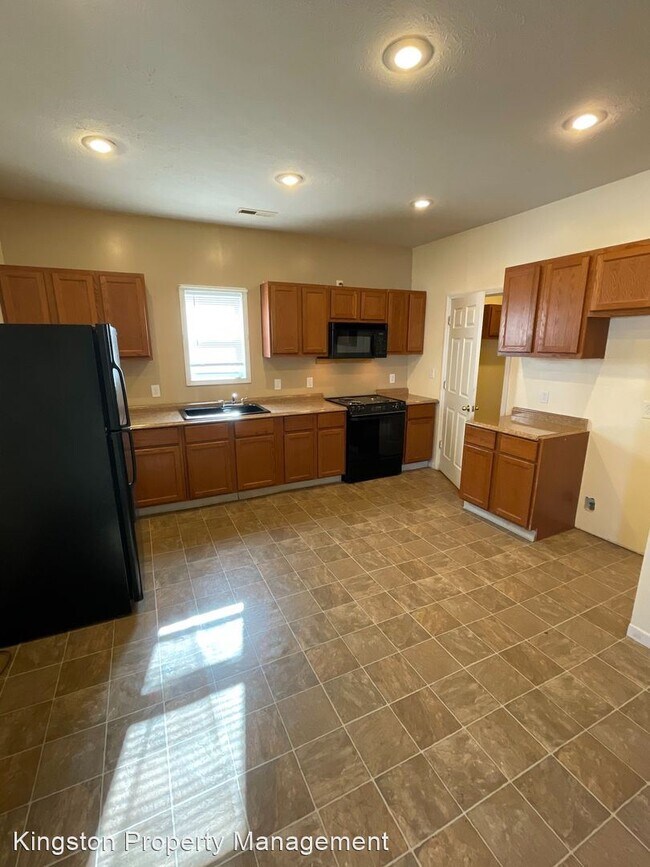 Foto del edificio - 4 br, 2 bath House - 176 Carlisle Ave