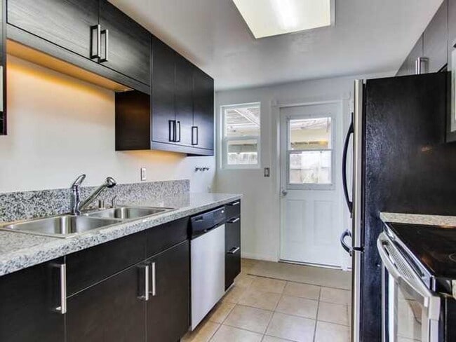 Building Photo - Awesome Townhome w/ 3 bedroom