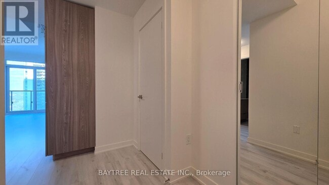 Photo du bâtiment - 120 Broadway Ave