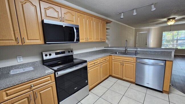 Building Photo - 3651 N Goldenrod Rd