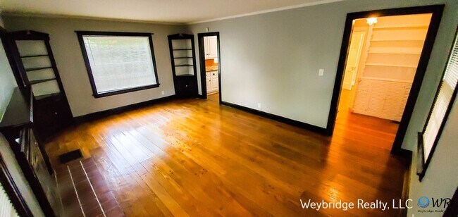 Building Photo - Spacious 3 Bedroom 1.5 Bathroom House in F...