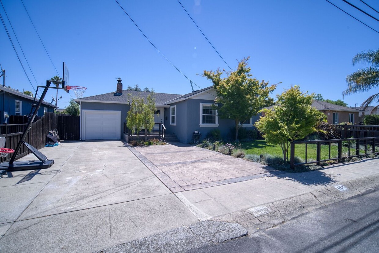 Primary Photo - Completely remodeled 3 bedroom 2 bath near...