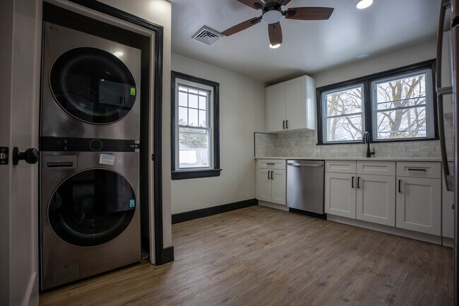 Arandela - 111 E Garwood Ave