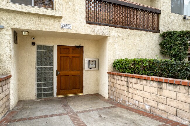 Entrance - 570 W Stocker St