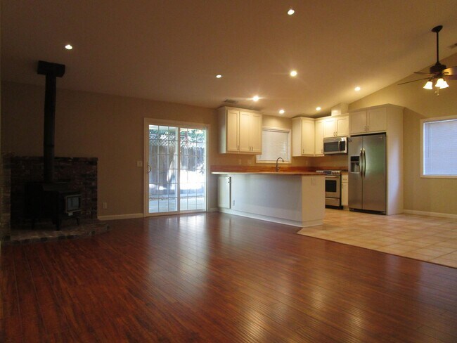 Building Photo - 3-bedroom, 2-bath gem located just minutes...