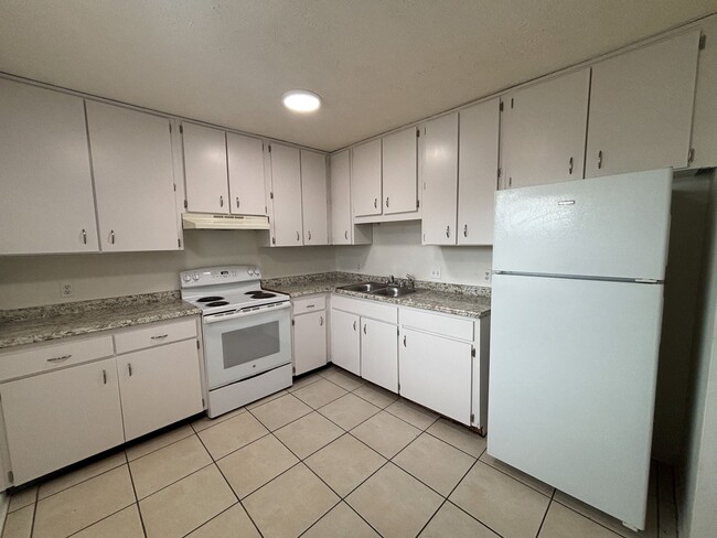 Foto del edificio - 2409 E 10th St