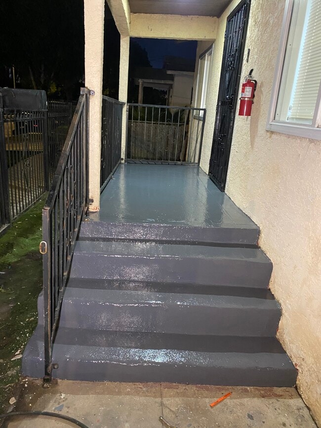 Foto del edificio - 1539 E Young St